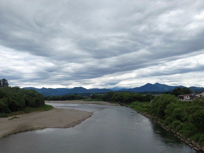 murakami_sake3's tweet photo. Cloudy sky 今日の村上はどんよりした曇り空に覆われています。今日は立秋。暦の上では秋です。残暑お見舞い申し上げます。編集委員の2106でした。＃村上市 https://t.co/yhHNQ3XWUX