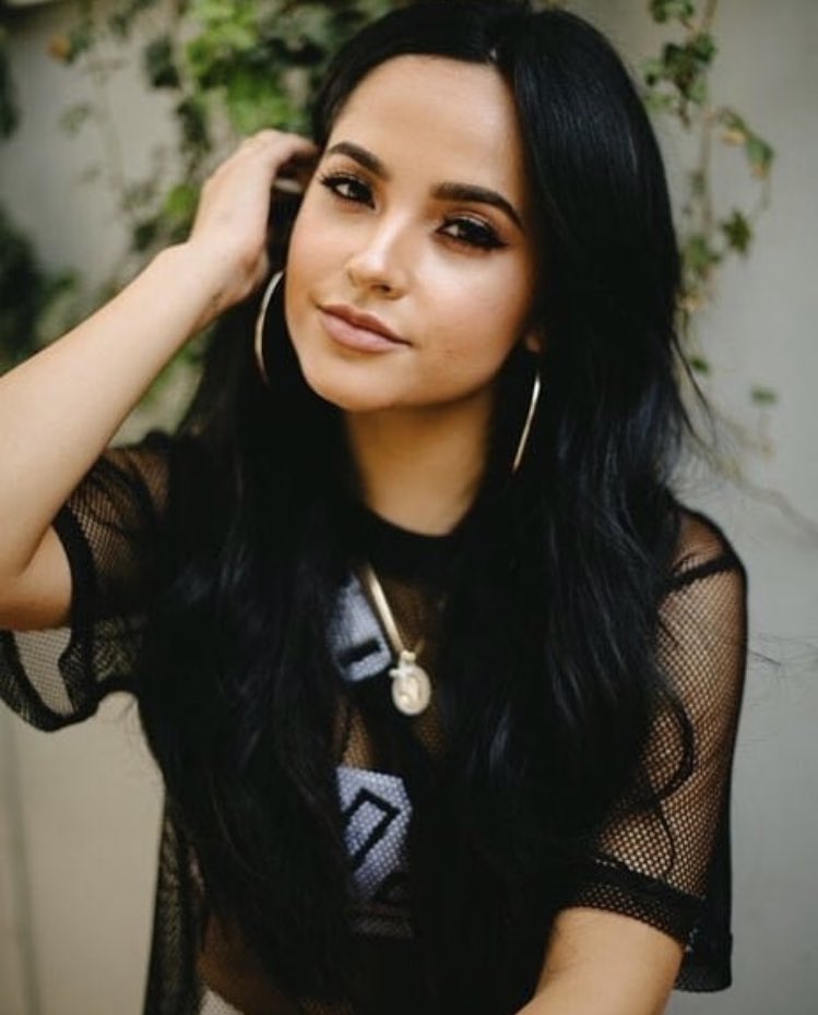 BGMDF's tweet photo. No entiendo su obsesión por Dua Lipa sí existe Becky G https://t.co/j2NH689gdE