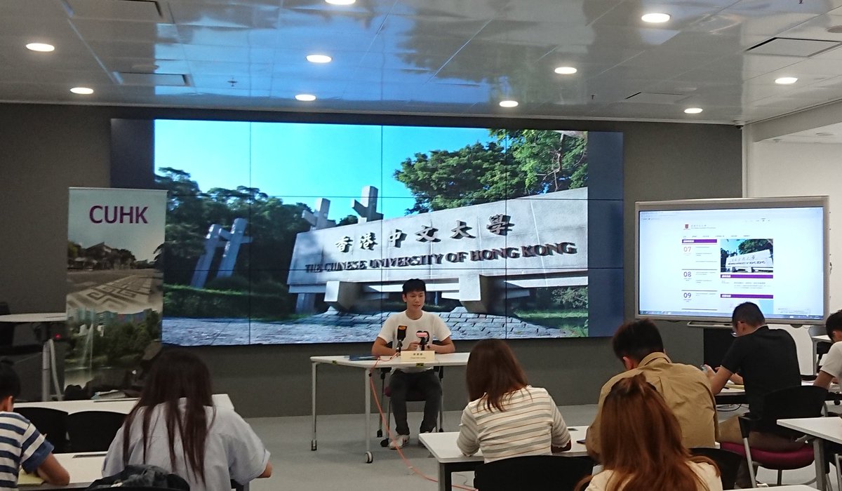 cuhklibresearch's tweet image. Press interview in #DSLab of our new student Mr. Chan Ka Lung who has invented the gloves for sign language conversion to voice in app when he&apos;s in secondary school with his classmates. #CUHKLibrary