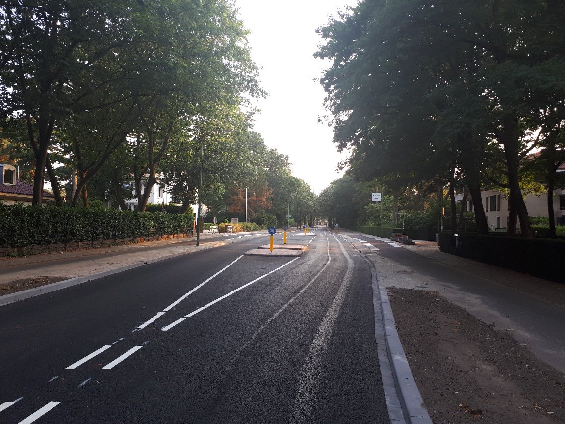 De Boulevard in Zeist is donderdag 26 juli vanaf 13.00 uur weer open voor het verkeer. De enorme onderhoudsklus aan de weg en de kruisingen is afgerond en de weg is weer voor iedereen bereikbaar. Voor meer werkzaamheden aan de weg kijk op zeist.nl/werkaandeweg