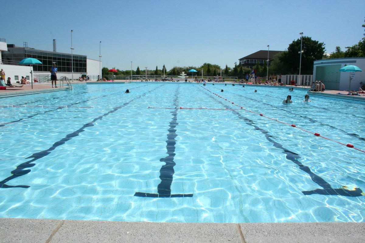 It's hot out there - cool down in the outdoor pool! hillingdon.gov.uk/hillingdonspor…