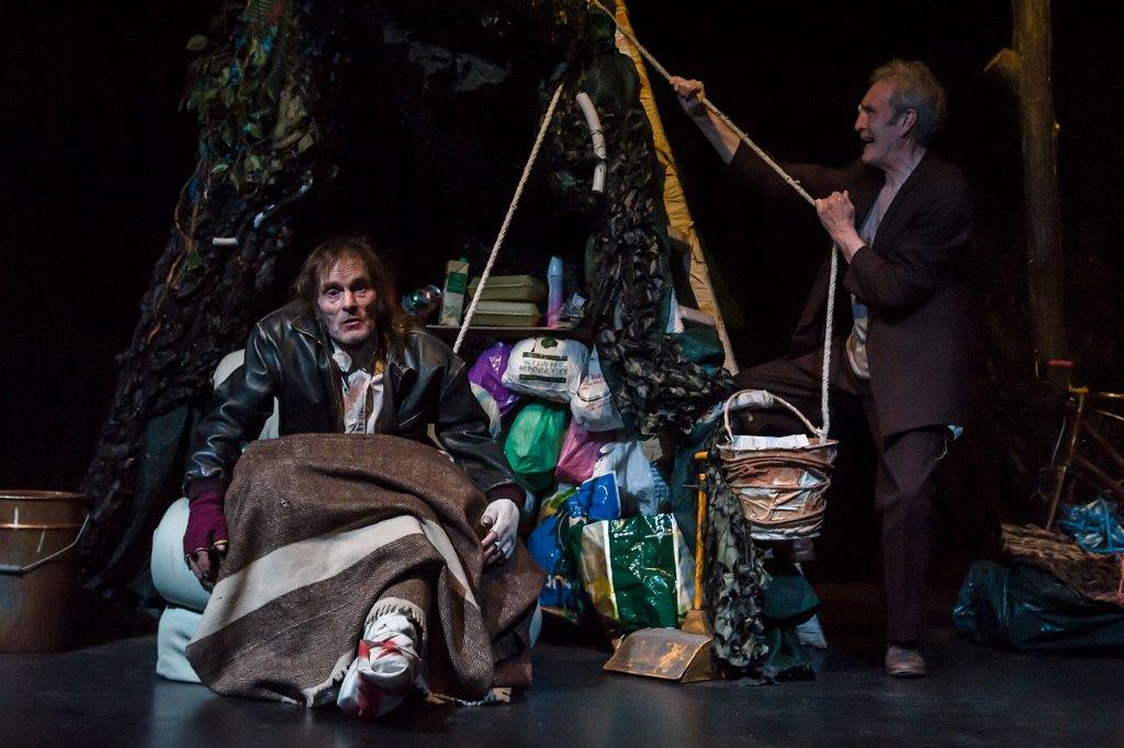 "En estos tiempos conviene arrastrarse para conseguir favores." Lúcido, ácido y tragicómico montaje de <a href="/TEATRO_CORSARIO/">TEATRO CORSARIO</a> con la obra #ElPatio, de Spiro Scimone. Tres espléndidas interpretaciones. Ayer en los <a href="/TeatrosLuchana/">Teatros Luchana</a>; viernes, sábado y domingo en <a href="/teatrobarrio/">Teatro del Barrio</a>.