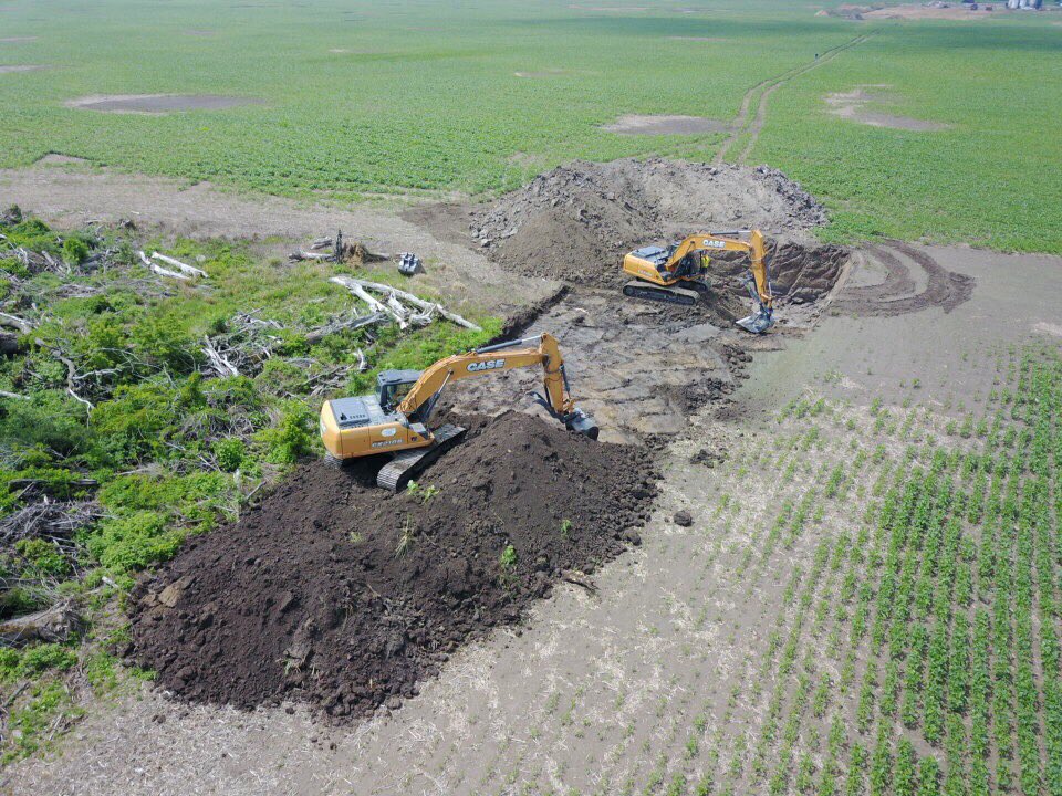 DJWassenaar's tweet photo. Both 210b excavators met for the first time today! Found out serial numbers are 5 digits apart 😍🤙 Made the same day probably 😆 Great running units!! Highly recommended to anyone!! Both got oil changed today (one 100 hr, other 500) ready to kill the summer 😎 #case #ami #210b https://t.co/8Rxpd3tEdG