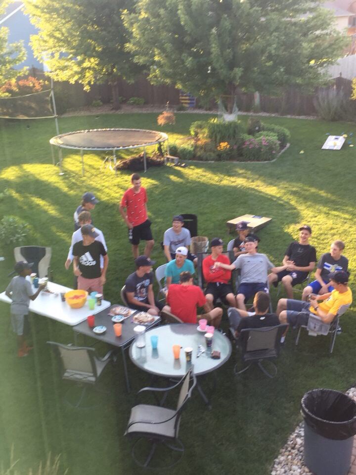 Sioux16u's tweet photo. We had a great team meal before our start tournament which starts tomorrow! Fun night filled with lots of laughs and stories! #GoWest https://t.co/hRzTRQ26Zw