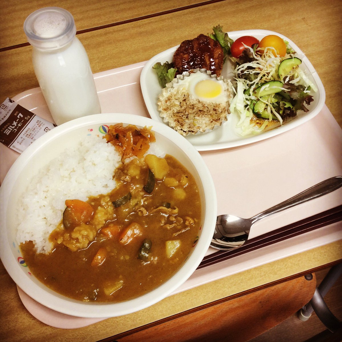 給食カフェ ハングリー こんにちは 今日は好きな給食ランキング不動の1位 カレーです 7月26日の献立は夏野菜カレー ヒレカツ おかかエッグ 生野菜サラダ ミニトマト 牛乳が付いて800円です この投稿を見てくれた方にはミルメークをサービスします 給食カフェ ハングリー こんにちは 今日は好きな給食ランキング不動の1位 カレーです 7月26日の献立は夏野菜カレー ヒレカツ おかかエッグ 生野菜サラダ ミニトマト 牛乳が付いて800円です この投稿を見てくれた方にはミルメークをサービスします