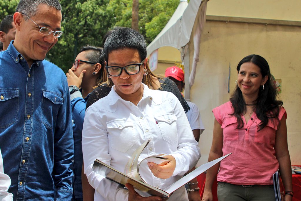 ErikaPSUV's tweet photo. Inauguramos la 9na #FeriaDelLibroDeCcs en esta semana insurgente #DeBolívarAChávez para el intercambio de saberes, apuntando hacia la nueva espiritualidad.
Nos veremos en esta programación especial para celebrar la rebelión de un pueblo caribe.
#ConBolívarYChávezPorSiempre https://t.co/iSMPmSmDFG