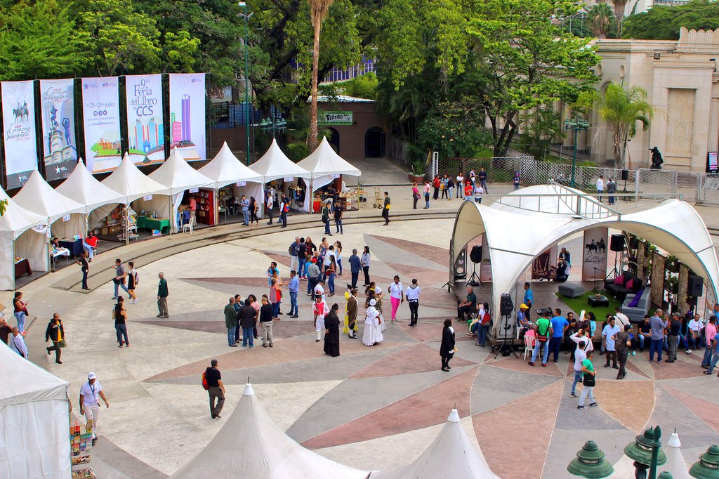 ErikaPSUV's tweet photo. Inauguramos la 9na #FeriaDelLibroDeCcs en esta semana insurgente #DeBolívarAChávez para el intercambio de saberes, apuntando hacia la nueva espiritualidad.
Nos veremos en esta programación especial para celebrar la rebelión de un pueblo caribe.
#ConBolívarYChávezPorSiempre https://t.co/iSMPmSmDFG