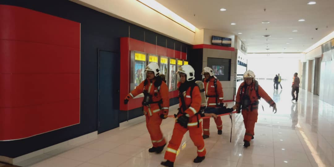BombaKuantan's tweet photo. Mock Drill di Berjaya Megamall Kuantan melibatkan APM,HTAA bersama dengan Pasukan ERT Megamall https://t.co/g3NQpetISb