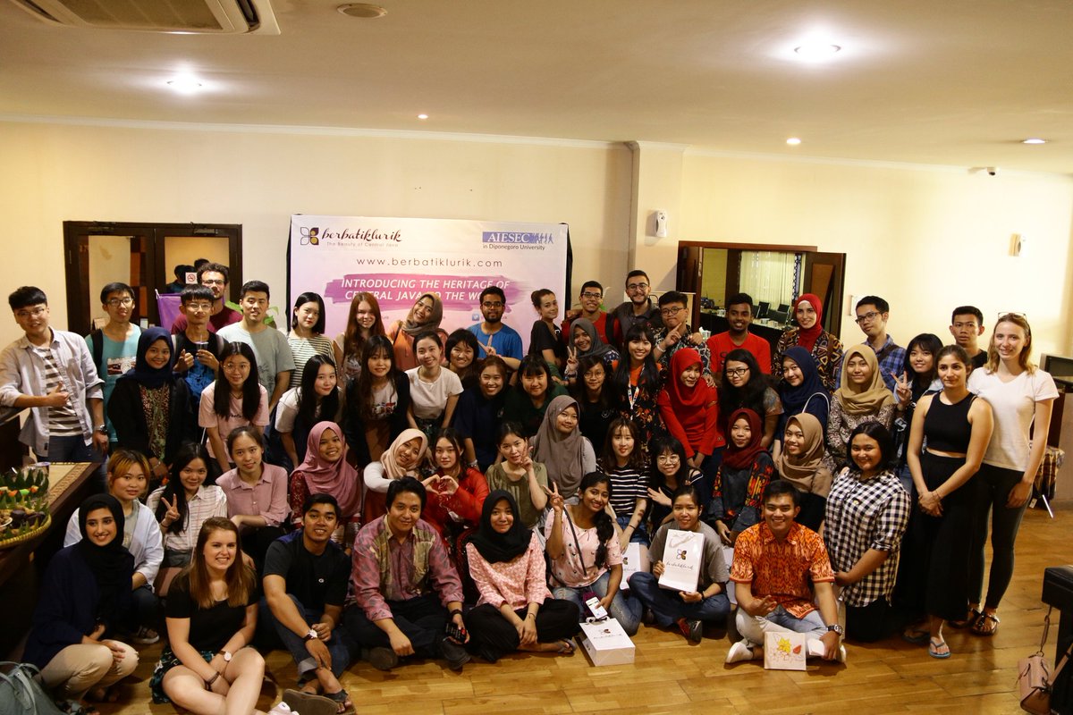 berbatiklurik's tweet photo. Temen2 dari @AIESECUNDIP merasa takjub dengan proses pembuatan batik dan merasa ketagihan, gimana twips orang asing mas mbak bule aja bangga sama batik,masa kamu engga? Yuk mampir ke https://t.co/tvA1vm5qrO https://t.co/N3OQ3py1aw