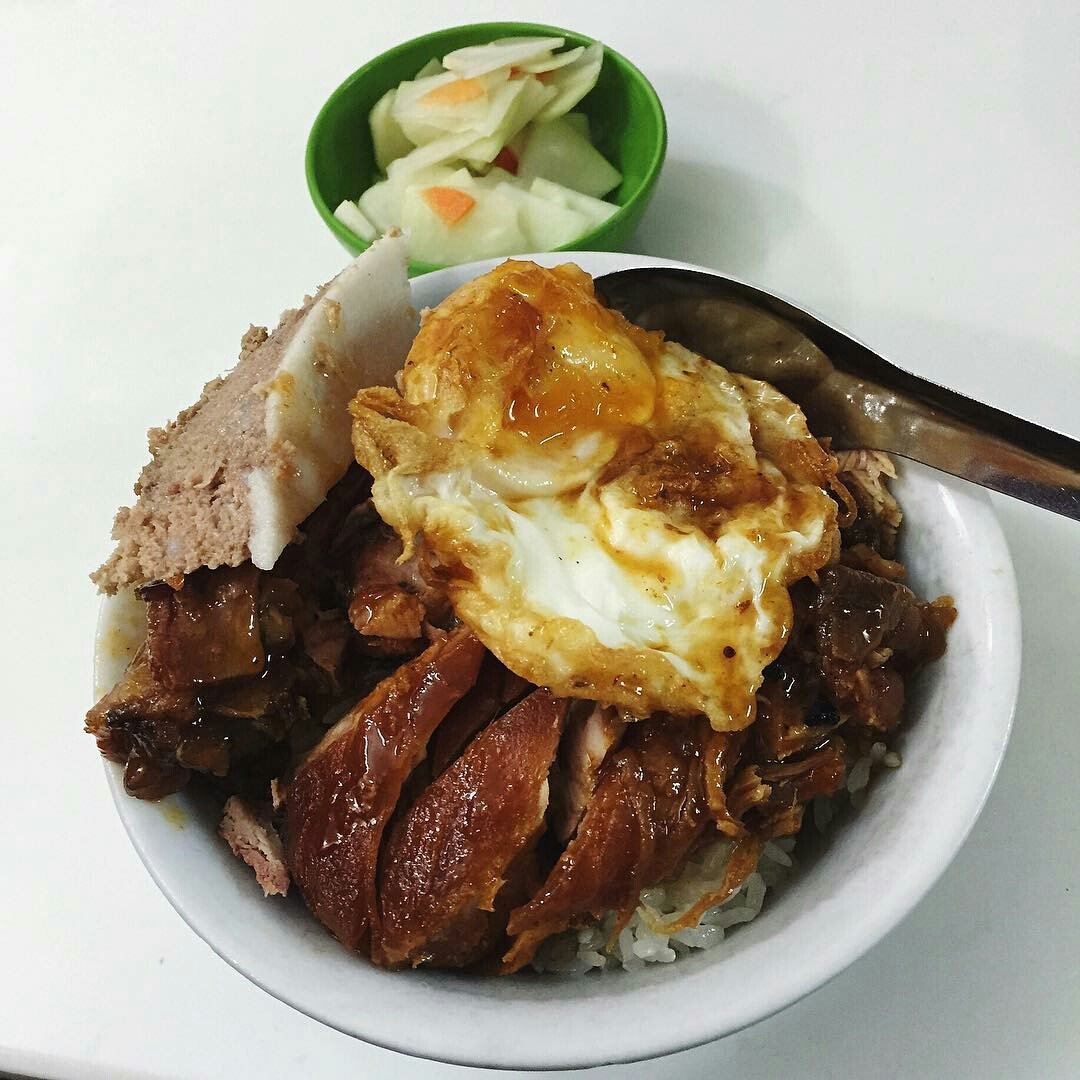 xoicovan's tweet photo. Để khỏi phân vân ''hôm nay ăn gì?'' hãy để Xôi Cô Vân phục vị bạn món xôi Trứng pate thịt kho với giá chỉ 20k/ suất xôi thôi bạn nhé😍 https://t.co/CkMAStBkPT