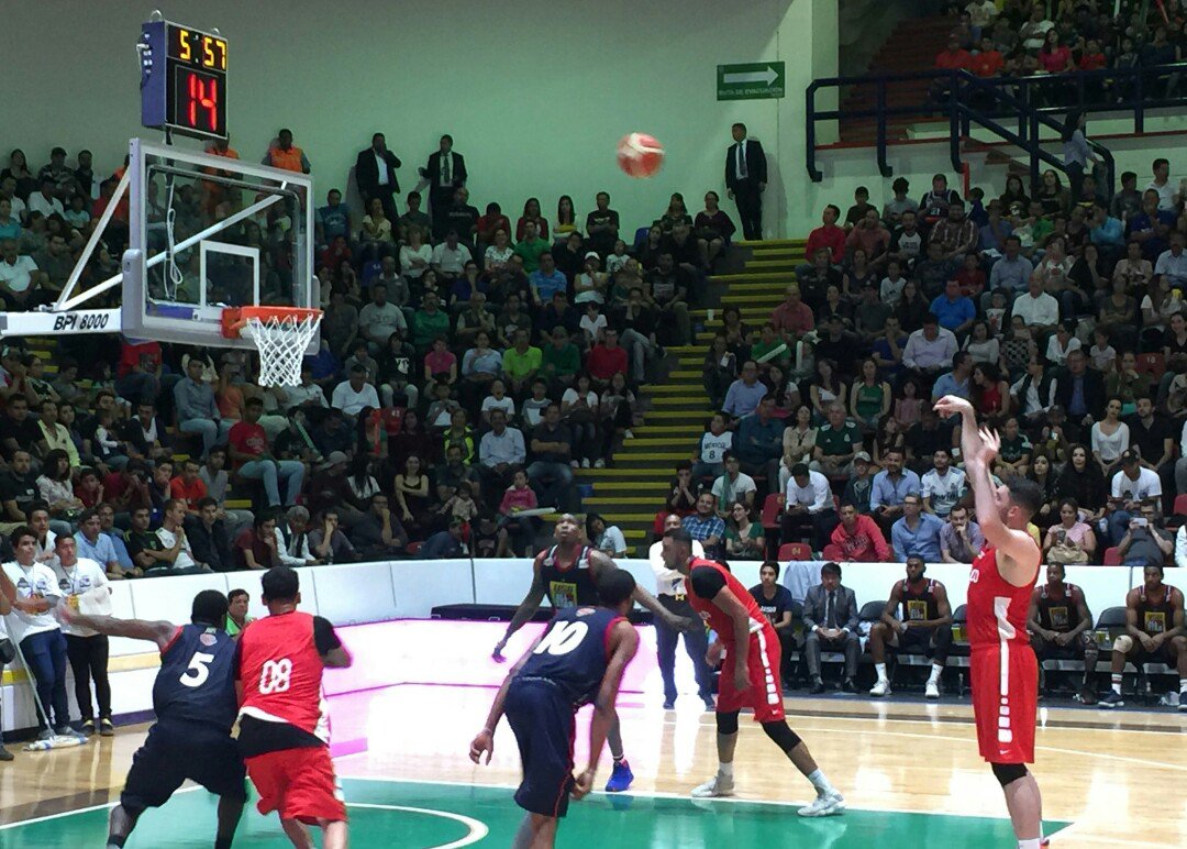 BasKetBalleros's tweet photo. Queríamos ver a #JorgeGtz al #Titán a #OM13 a #Stoll etc y solo vimos una cascarita contra unos  jugadores afroamericanos  Hubiéramos preferido un rival con más calidad México vence al combinado afroamericano 96-66 https://t.co/JtqFuhPXO1