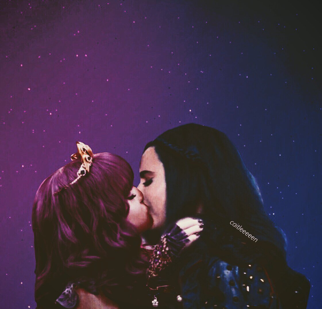 SCarsonforever's tweet photo. aaaaaah :'3 @DoveCameron @SofiaCarson @KennyOrtegaBlog #Mevie #Malvie https://t.co/1w4Q7jpBJe