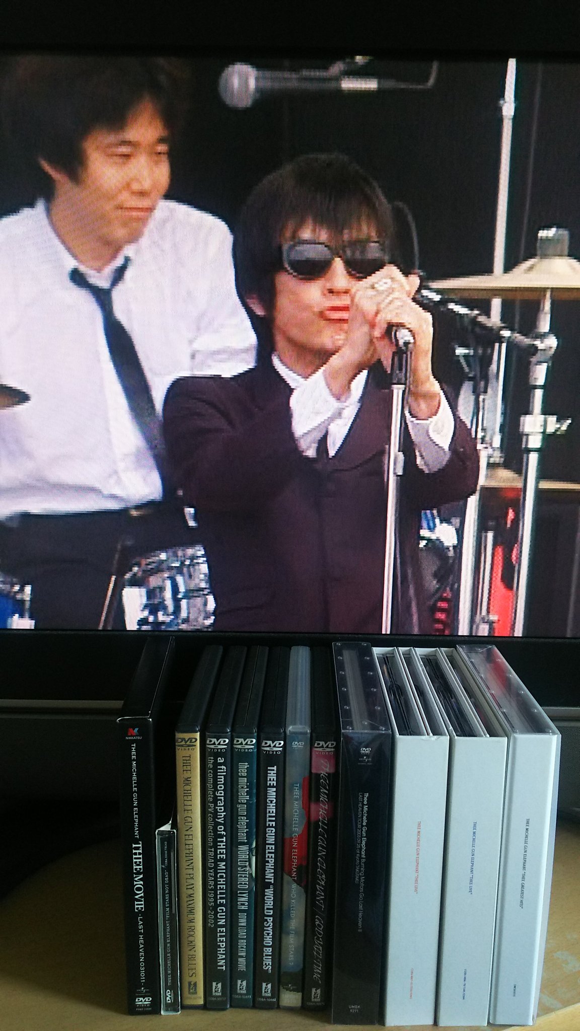 Keiko Jj 愛しのチバユウスケ この表情好きです キュウちゃん高校生みたいで可愛い 愛しのチバユウスケ チバユウスケ キュウちゃん フジロック 伝説のフジロック98 T Co B8bttld2kt Twitter