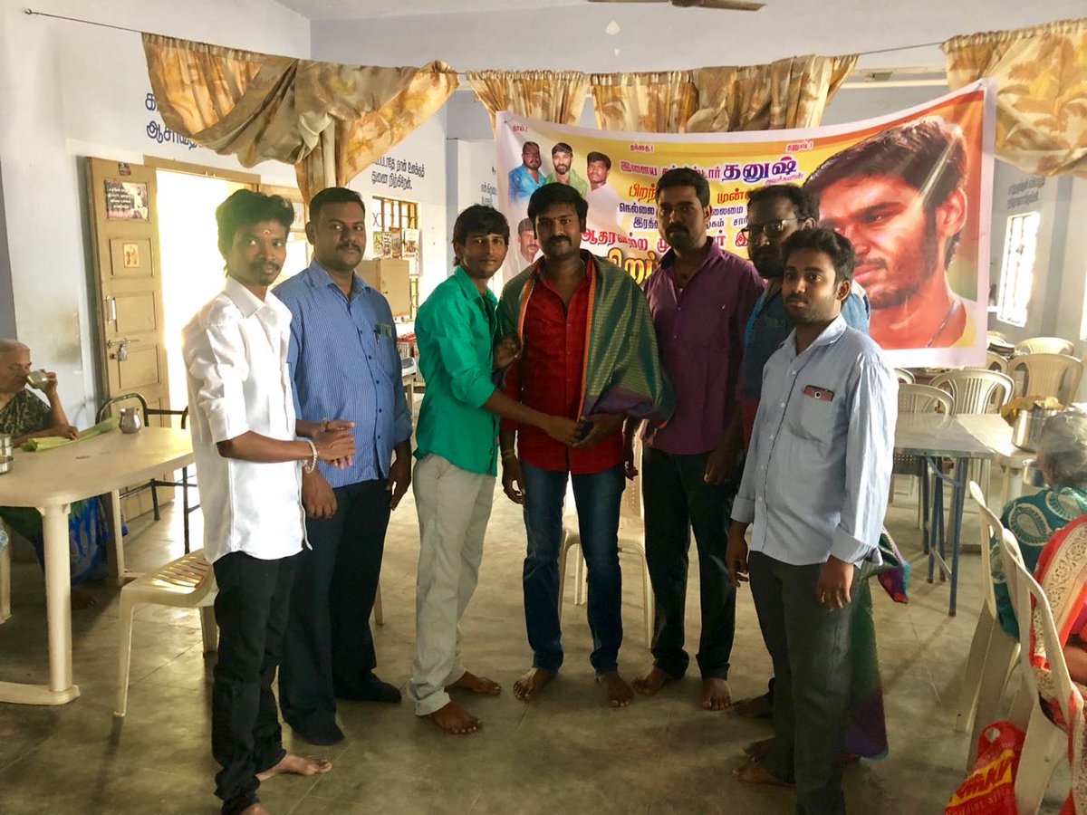 DfcNellai's tweet photo. 8நாட்கள் தலைவர் பிறந்தநாள் கொண்டாட்டம்.# முதியோர்களுக்கு அண்ணதானம்#5ம்நாள் இன்று நெல்லை மாவட்ட இரத்ததான கழகம் சார்பில் பாளை ஆதரவற்ற முதியோர் இல்லத்தில் உணவு  வழங்கப்பட்ட விழாவில் நெல்லை மாவட்டம் தனுஷ்ரசிகர் மன்றம் .@DhanushismKK @vinod_offl @dhanushkraja https://t.co/7QQkRolMPn