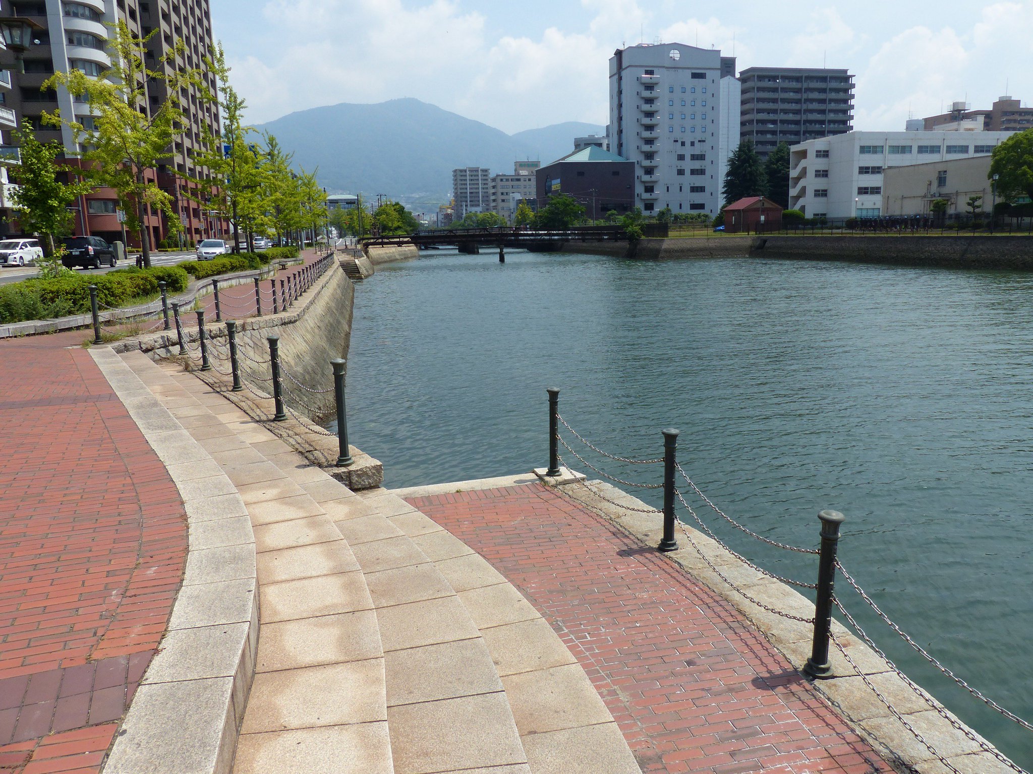 呉観光協会 Kuretourism 広島県 呉の海の玄関 呉中央桟橋 呉港 フェリーや高速船を使って広島 から呉にお越しいただいた方に キレイな呉をみてほしい と 今日7 26と明日7 27 呉港前の堺川からレンガ道沿いに打ち上げられた流木を拾いお掃除したい 呉観光協会 Kuretourism 広島県 呉の海の玄関 呉中央桟橋 呉港 フェリーや高速船を使って広島 から呉にお越しいただいた方に キレイな呉をみてほしい と 今日7 26と明日7 27 呉港前の堺川からレンガ道沿いに打ち上げられた流木を拾いお掃除したい