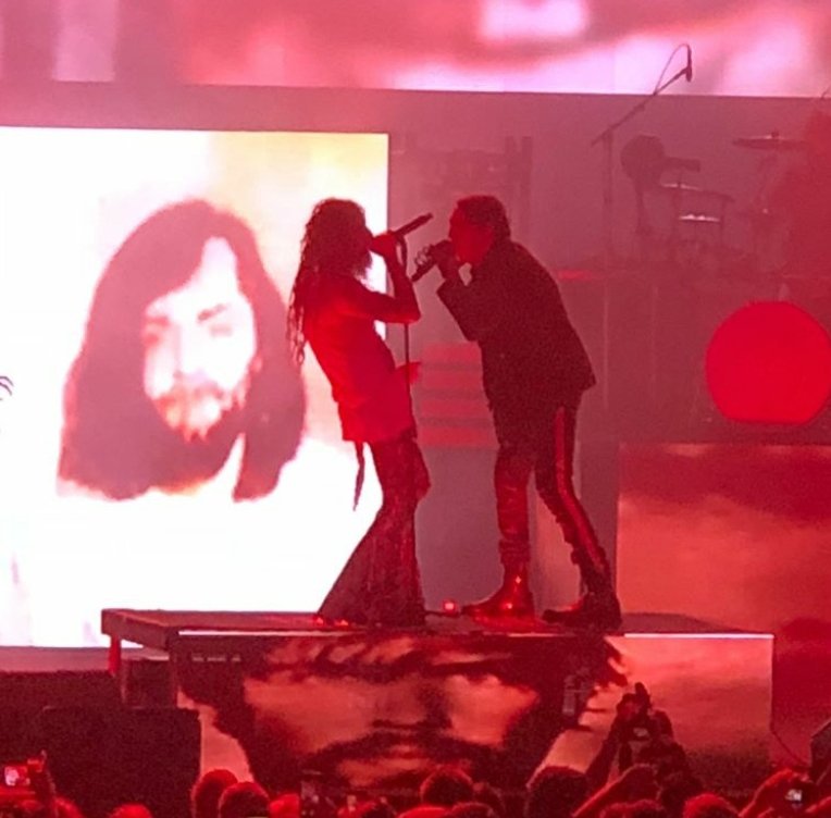 Oh_TheHorror's tweet photo. Just a couple of buds singing together with Charles Manson's head dancing in the background. #TwinsOfEvilTour #TwinsOfEvilTour2018 #CharlesManson #TwinsOfEvil @RobZombie @marilynmanson @KeyBankPavilion https://t.co/TZVWsGwXJ7