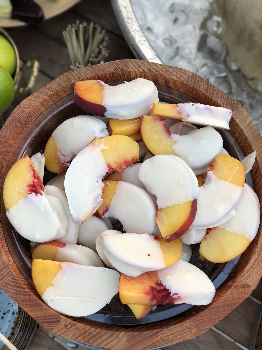 How delicious these peaches dipped in white chocolate look? #kkstyle #yummy