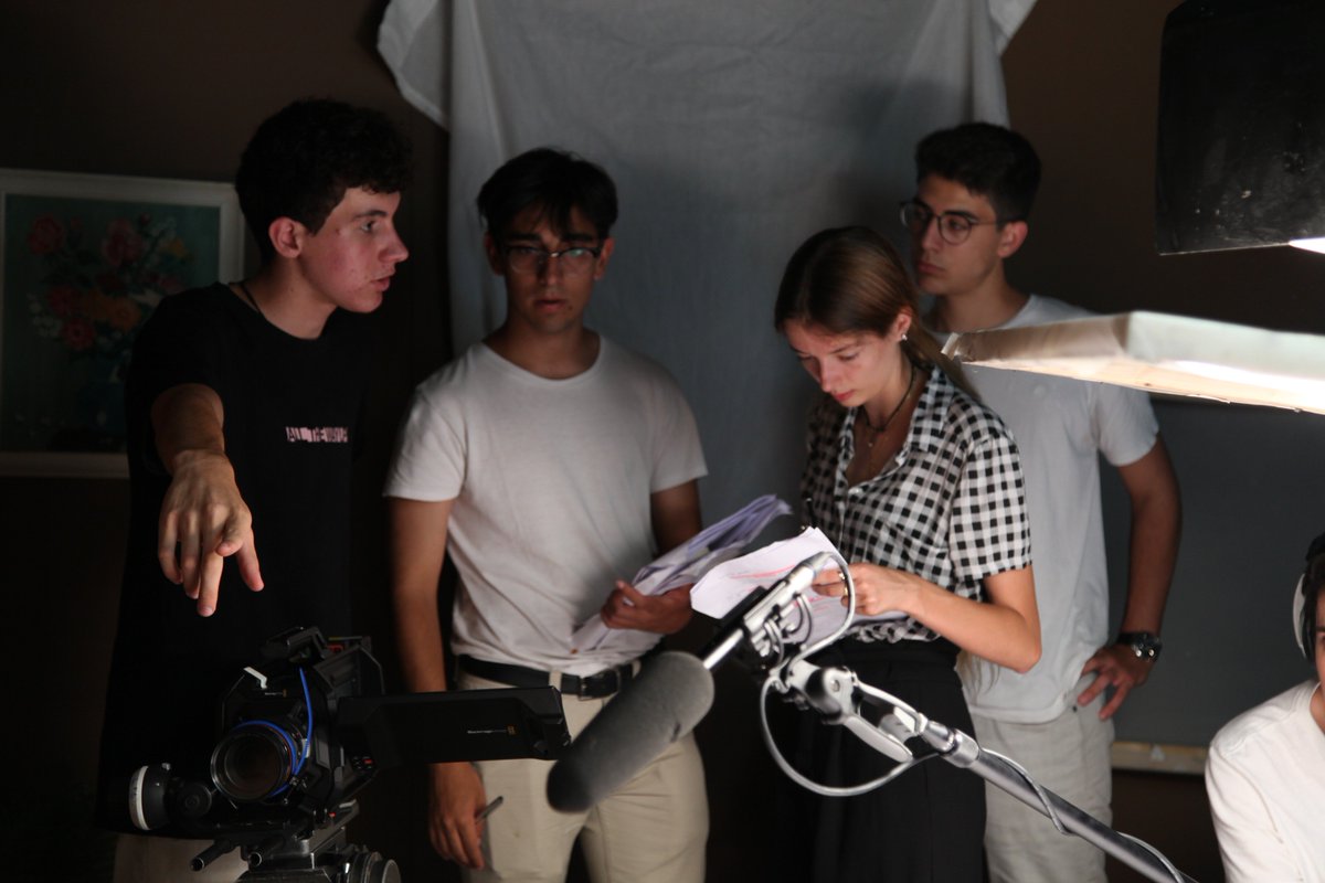 Cine_Base's tweet photo. ...Seguimos de rodaje en @escac, alumnas y alumnos del Prime de Dirección y el Prime de Fotografía inmersos en sus proyectos finales.
La Sumemr School continúa...😎📽️💥
#rodajefinal #dirección #Foto #cinebase #narrativaaudiovisual #summeriscool https://t.co/LDaWIhazbN