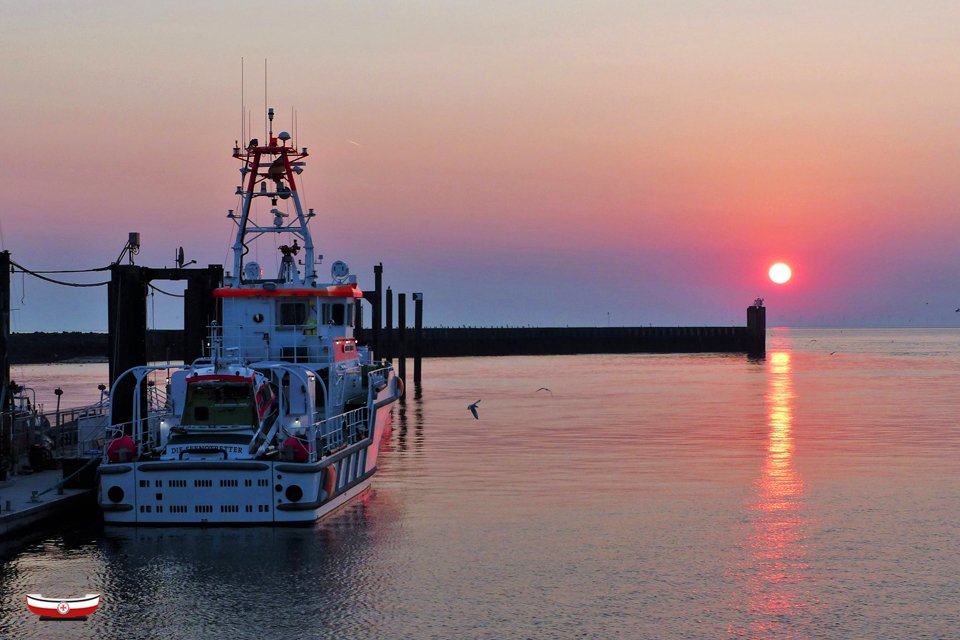 Seenotretter's tweet image. Ein Sommertag an der #Nordsee beginnt: #Seenotretter-#Sonnenaufgang 🌅 heute an der #DGzRS-Station #Cuxhaven. Wir wünschen allen einen schönen Tag!