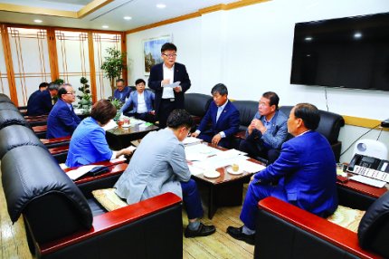 “삼성전자 사업장 이전” 발칵 뒤집힌 구미시… 시·의회·시민단체 “가지마오” 한목소리
구미시민 게스키들은 인간이기를 포기한 세키들이다
어떻게 박정희 고향에서 문재인 양아치를 찍을수 있냐
구미는 폭싹 망해야 한다
삼성또 떠나고 LG도 이 참에 인도나 동남아시아로 가라
구미는 전라도 시다바리