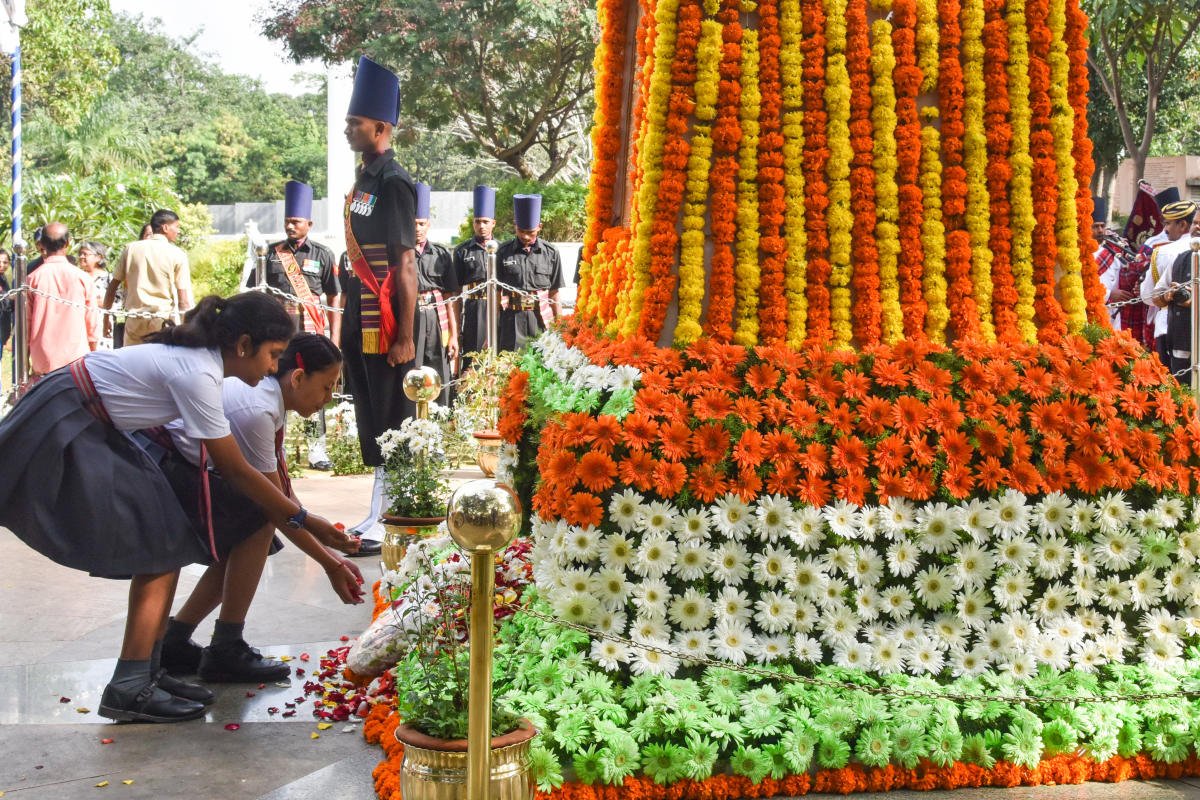 DeccanHerald's tweet photo. Soldiers, chief minister H D Kumaraswamy, and students are paying tribute to the victory statue at Bengaluru's National Military Memorial on the occasion of #KargilVijayDiwas on Thursday. (#DH_Photo by S K Dinesh) https://t.co/js1LO3OPUo