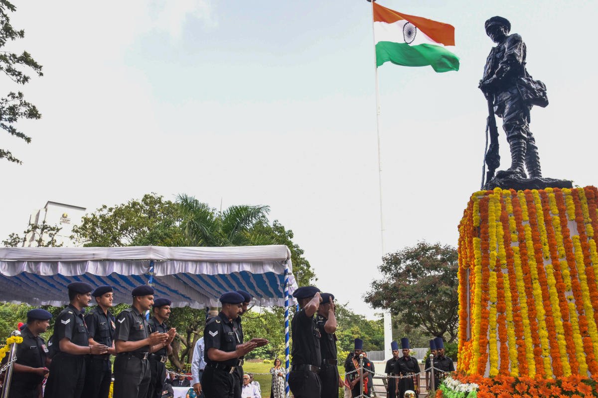 DeccanHerald's tweet photo. Soldiers, chief minister H D Kumaraswamy, and students are paying tribute to the victory statue at Bengaluru's National Military Memorial on the occasion of #KargilVijayDiwas on Thursday. (#DH_Photo by S K Dinesh) https://t.co/js1LO3OPUo
