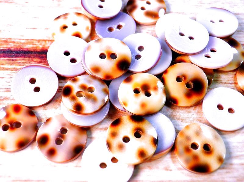 tomodati777's tweet image. 自然が創り出す模様には圧倒されます
貨幣としてや、お守りとしても重宝されていたその名も[宝貝]

natural-buttons.ocnk.net/product/178

#shell  #shellbuttons #buttons #貝ボタン #宝貝 #ヒョウ柄 #leopard