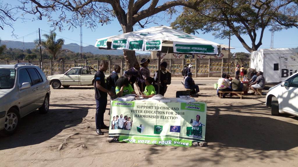 UmrrtMutare's tweet photo. YESTERDAY at Sakubva Flea Market,UMRRT’s Zimbrella Kiosk. UMRRT staff furnishing Residents with information about the polling processes and distributing relevant IEC materials.#Elections2018 #Usasarire #GaraWakagadzirira #30July #YourVoteIsYourRight @ZESN1 @eddiedube90 https://t.co/9C2pmWlviE