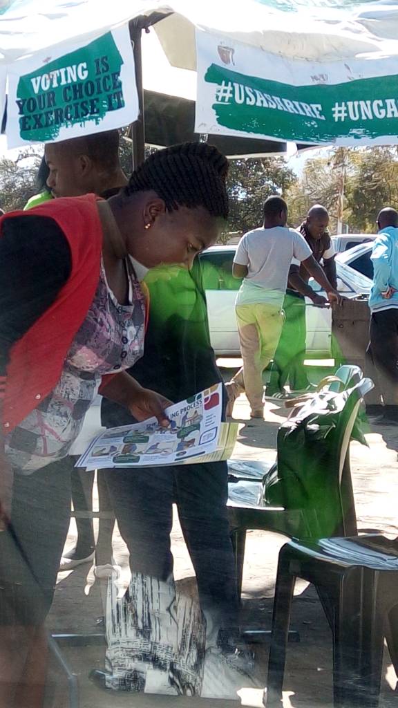 UmrrtMutare's tweet photo. YESTERDAY at Sakubva Flea Market,UMRRT’s Zimbrella Kiosk. UMRRT staff furnishing Residents with information about the polling processes and distributing relevant IEC materials.#Elections2018 #Usasarire #GaraWakagadzirira #30July #YourVoteIsYourRight @ZESN1 @eddiedube90 https://t.co/9C2pmWlviE