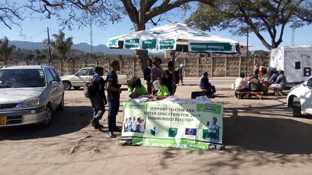 UmrrtMutare's tweet photo. YESTERDAY at Sakubva Flea Market,UMRRT’s Zimbrella Kiosk. UMRRT staff furnishing Residents with information about the polling processes and distributing relevant IEC materials.#Elections2018 #Usasarire #GaraWakagadzirira #30July #YourVoteIsYourRight @ZESN1 @eddiedube90 https://t.co/9C2pmWlviE