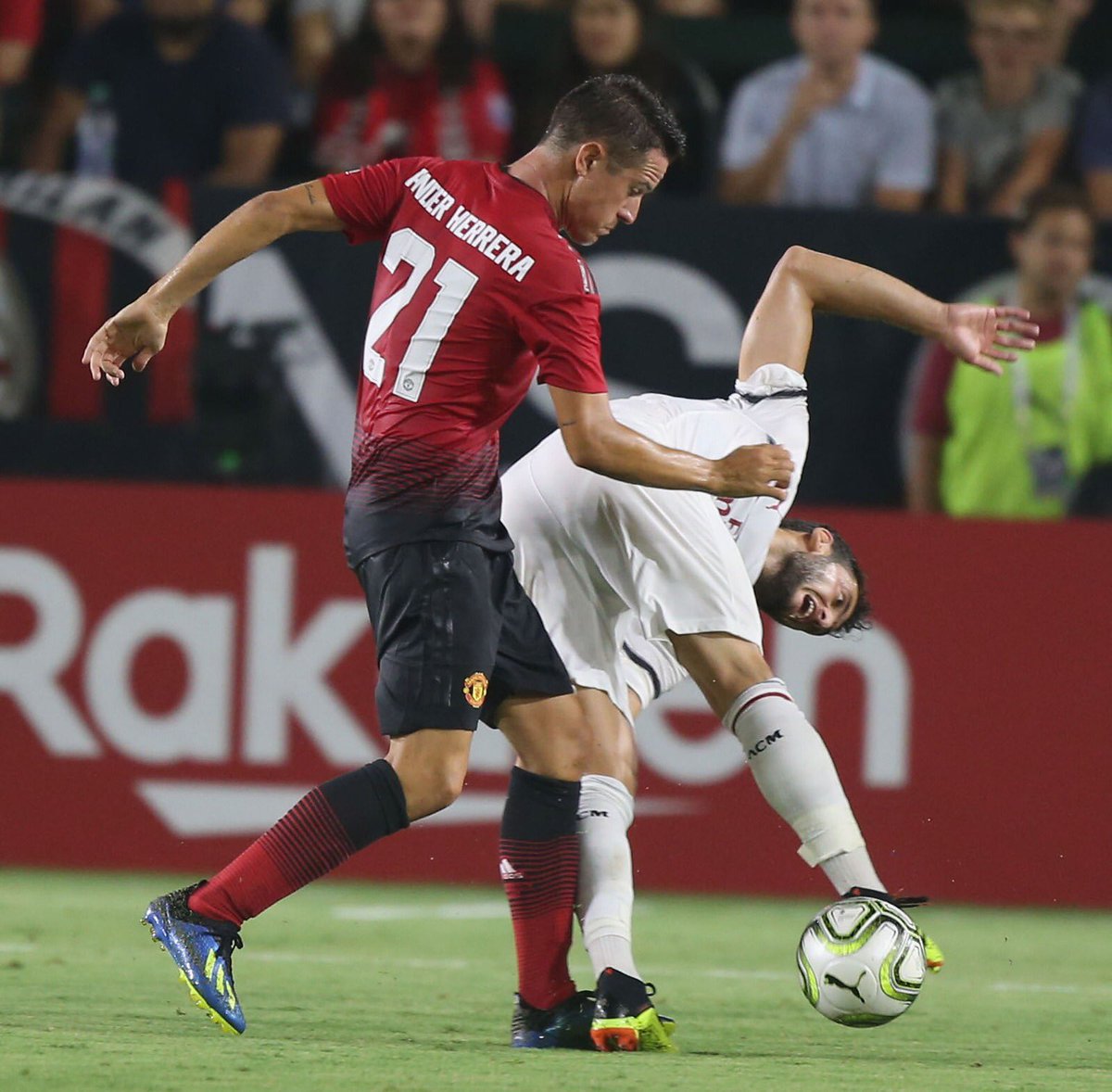 AnderHerrera's tweet photo. Third game of the preseason in 🇺🇸 against an historic and classy club @acmilan 
Good to get the MOTM award 🔴👌🏼👍🏼 #UnitedVSMilan https://t.co/rap5IBBFfq