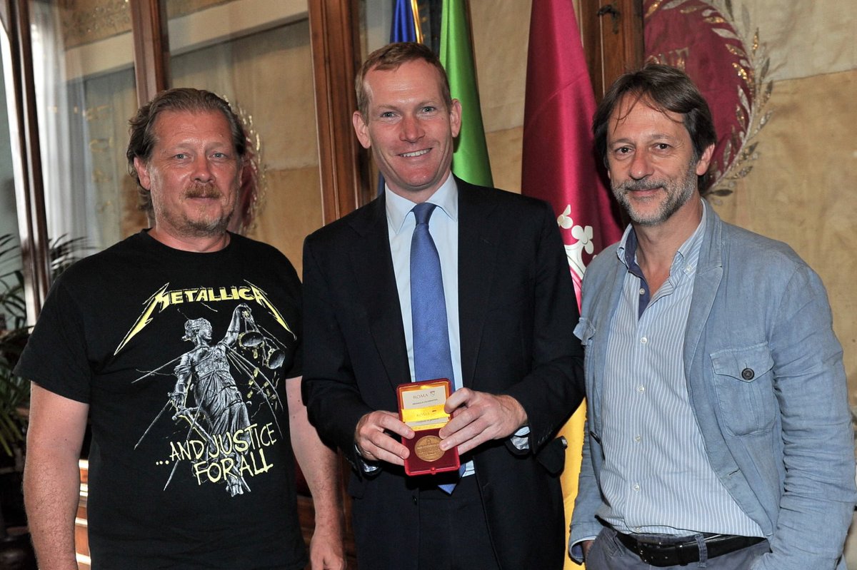 Roma's tweet photo. Londra e Roma, capitali che hanno già avviato un dialogo, intendono proseguire il loro percorso di amicizia e collaborazione reciproca. Ieri Luca Bergamo e Gianni Lemmetti hanno incontrato il rappresentante speciale di Londra preso l’Unione Europea, Jeremy Browne. https://t.co/4UxZn7TAcL