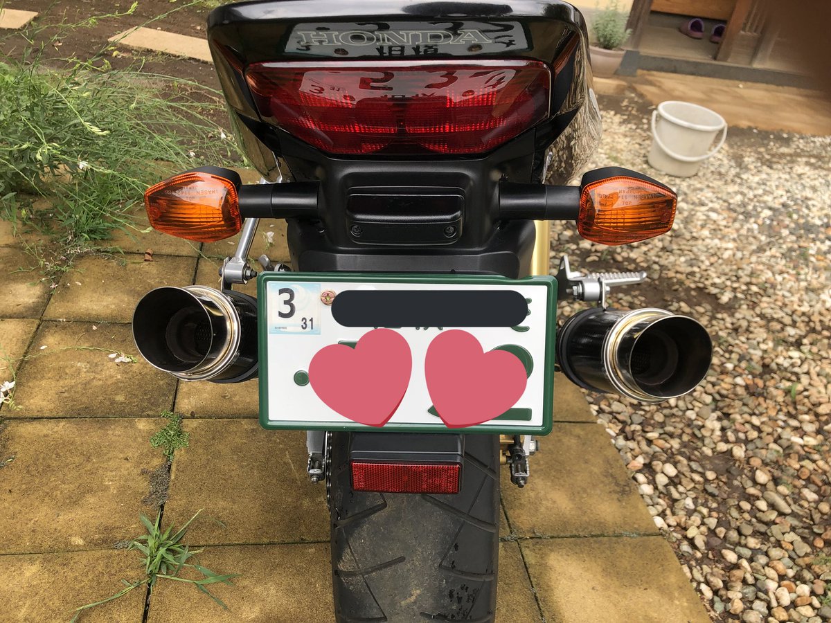 mofu_MT10's tweet photo. 洗車が終わったので…
CBをマフラー交換しました！
今度はdelkevicのサイレンサーです😊
実はこのサイレンサーZ1000のなんです…😅
特注でやってもらったので、他人とカスタムが被ることはもう無いかな？笑 https://t.co/BFjThCbnDE