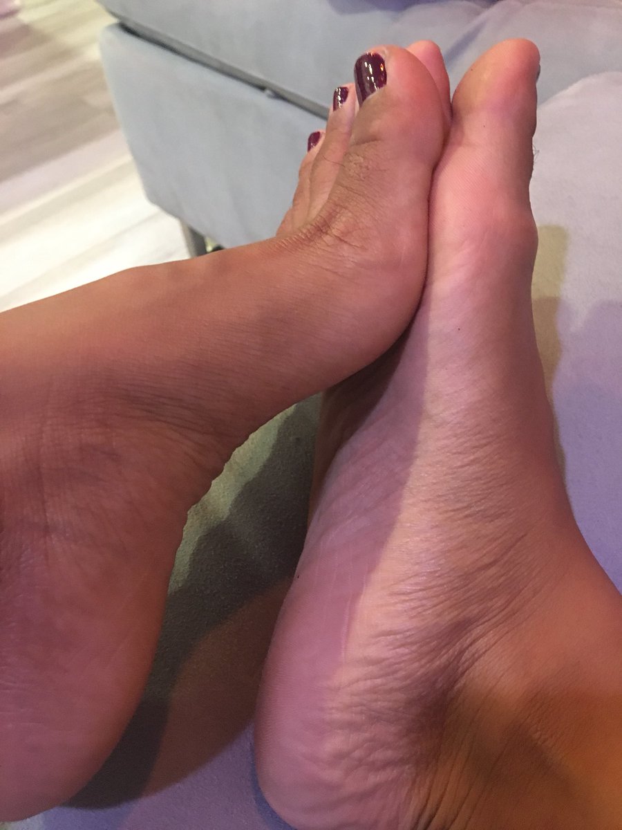 bootyqueenk's tweet photo. I know these feet will make you look twice. Now worship them the right way and make me feel good 😜 #findom #footworship #findomfeet #domme @rtswine @rtpiggy @RT4D1 @RTDoms https://t.co/qpwGfXfV7y