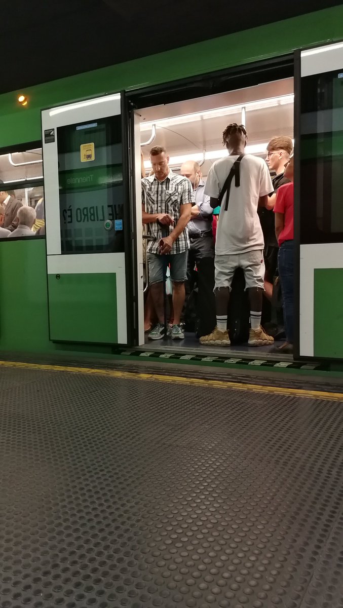 DavideMuradore's tweet photo. @atm_informa complimenti per l'orario estivo che inizia dopo e dura di meno (come dite voi) peccato che a Cadorna ho dovuto lasciar andare tre metro perché impossibile salirvi https://t.co/bam9Yya60B