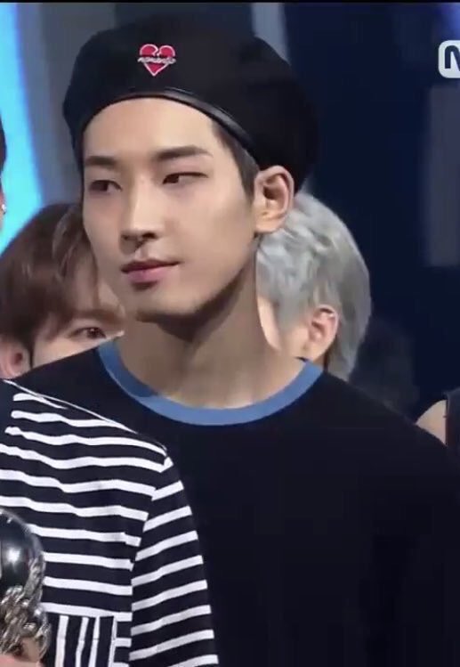 wonuuhao's tweet photo. JEON WONWOO IN BERET 😭😍♥️💞🌸
#OhMy2ndWin 
#SVT17thWin 
@pledis_17 https://t.co/7f54qIOyEQ