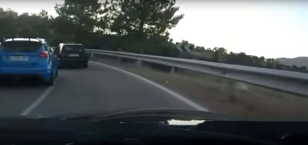 No, la carretera no es un circuito y este vídeo de un Ford Focus RS y un Renault Mégane RS es la perfecta excusa para recordarlo bit.ly/2uS2Ayh