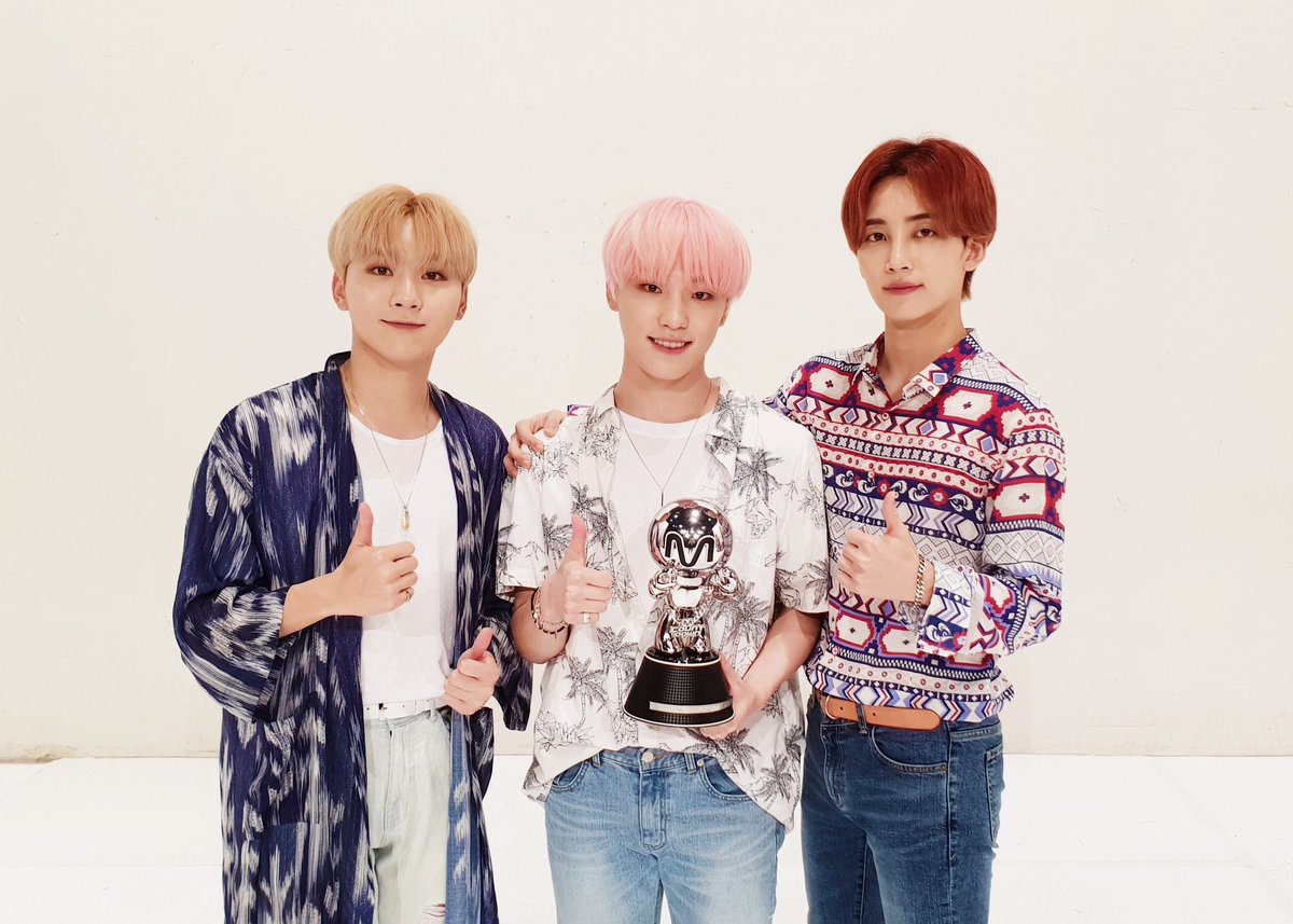 svt1122u's tweet photo. 2冠目おめでとう↖↖↖
ハニ様 ディノちゃん ブーちゃんお疲れ様！！
#SVT17thWin https://t.co/Z02JQD1Wbn