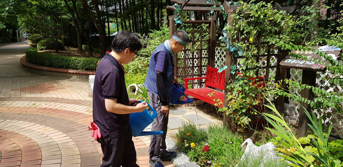 땅조차도 쩍쩍 갈라지는 폭염의 나날,
수내2동(동장 임병영)에서 꽃과 풀들을 촉촉하게 적셔주었습니다^^

어서 더위도 물러나고 비도 내려서 식물들 목도 축이고 했으면 좋겠네요~

#성남시