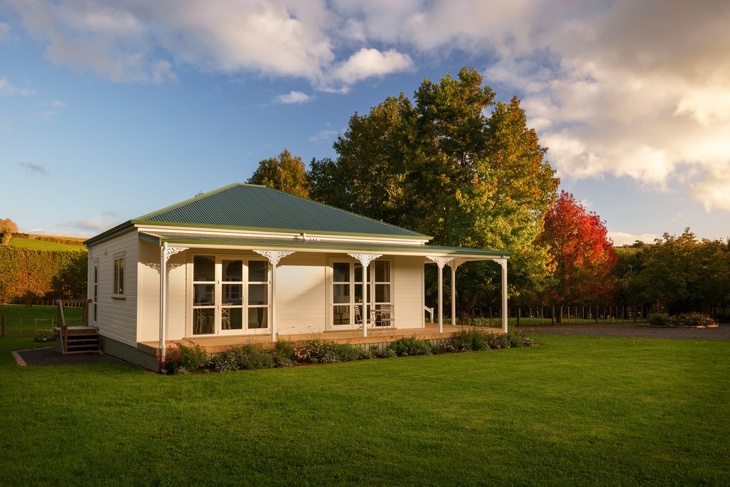 heritageimage's tweet photo. Catching the golden light cast onto this small home, lovely autumn colours. For more of my work visit https://t.co/AvvO3mzz4w

#architecture #design #building #architecturephotography #archilovers #architecturelovers #homedesign  
#tinyliving #tinyspaces #smallhomes #tinyhouse https://t.co/Wg2DBZ3r60