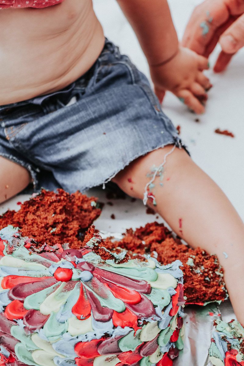 BespokeBegin's tweet photo. Have you ever wanted to just dive straight into in a chocolate cake?! 😍🎂🎈🎁 #CakeSmash #Sojel #1stBirthday #Planners #Parties https://t.co/4JeK8nnOCF