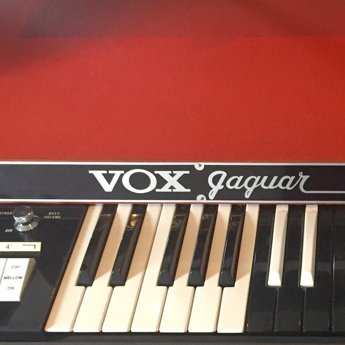 douglasromanow's tweet photo. Amazing tricks with this little pony. #Vox #VoxJaguar #reversekeys #comboorgan #musicproducer #producerdesk https://t.co/Ytbi3v33Zy