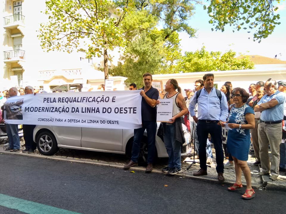 OsVerdes's tweet image. #OsVerdes, solidários com a luta dos Utentes da #LinhadoOeste, marcaram hoje presença na Concentração promovida pela Comissão de Utentes frente ao Ministério do Planeamento e Infraestruturas, em #Lisboa