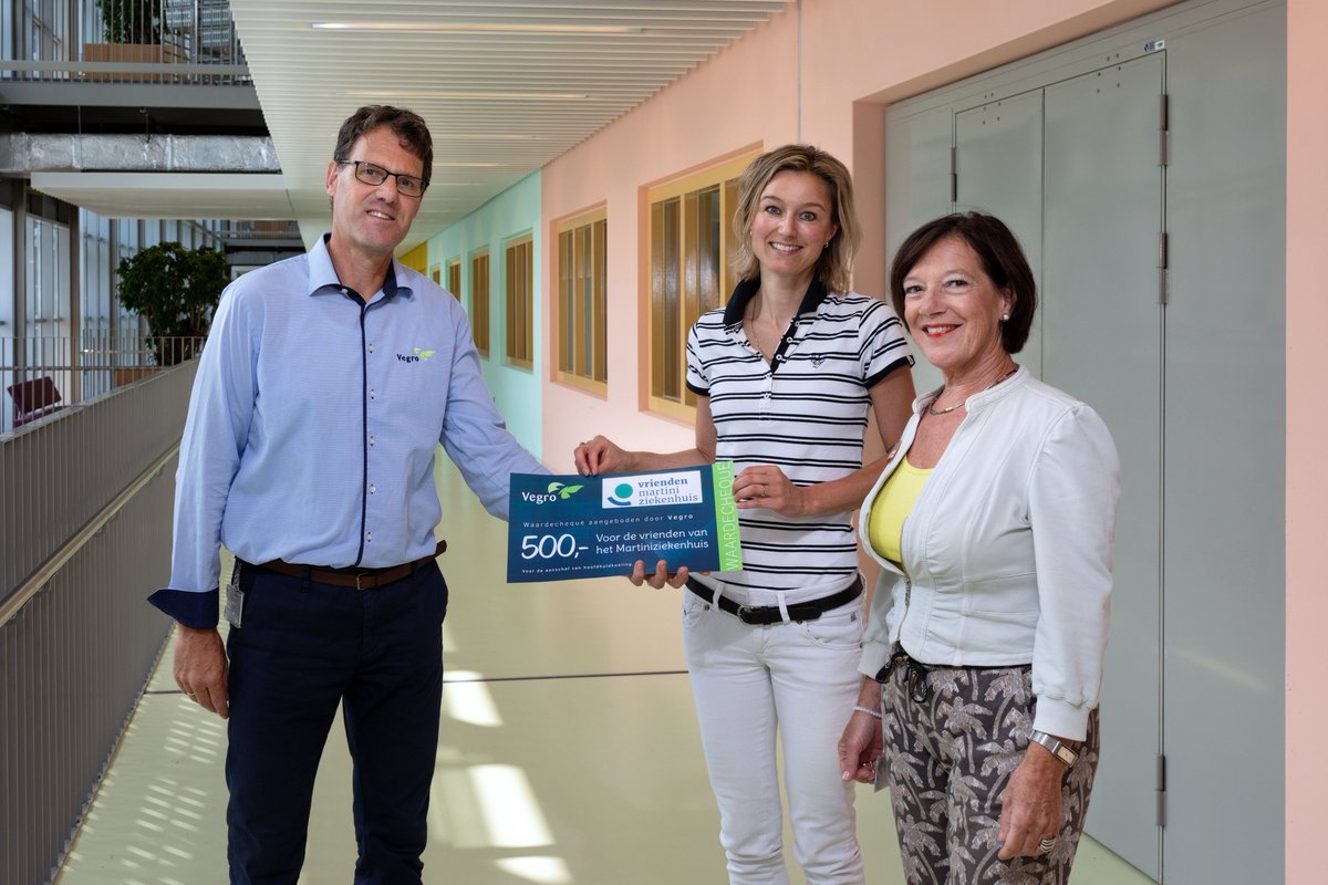 Gisteren ontvingen we van #Vegro een cheque t.w.v. € 500,- voor het project Hoofdhuidkoeling. "Vanuit de patiënt denken, dat doen we bij Vegro en dat zien we ook bij Vrienden van het Martini Ziekenhuis. Vegro wenst jullie succes met het belangrijke werk." Aldus Jan Eisses.