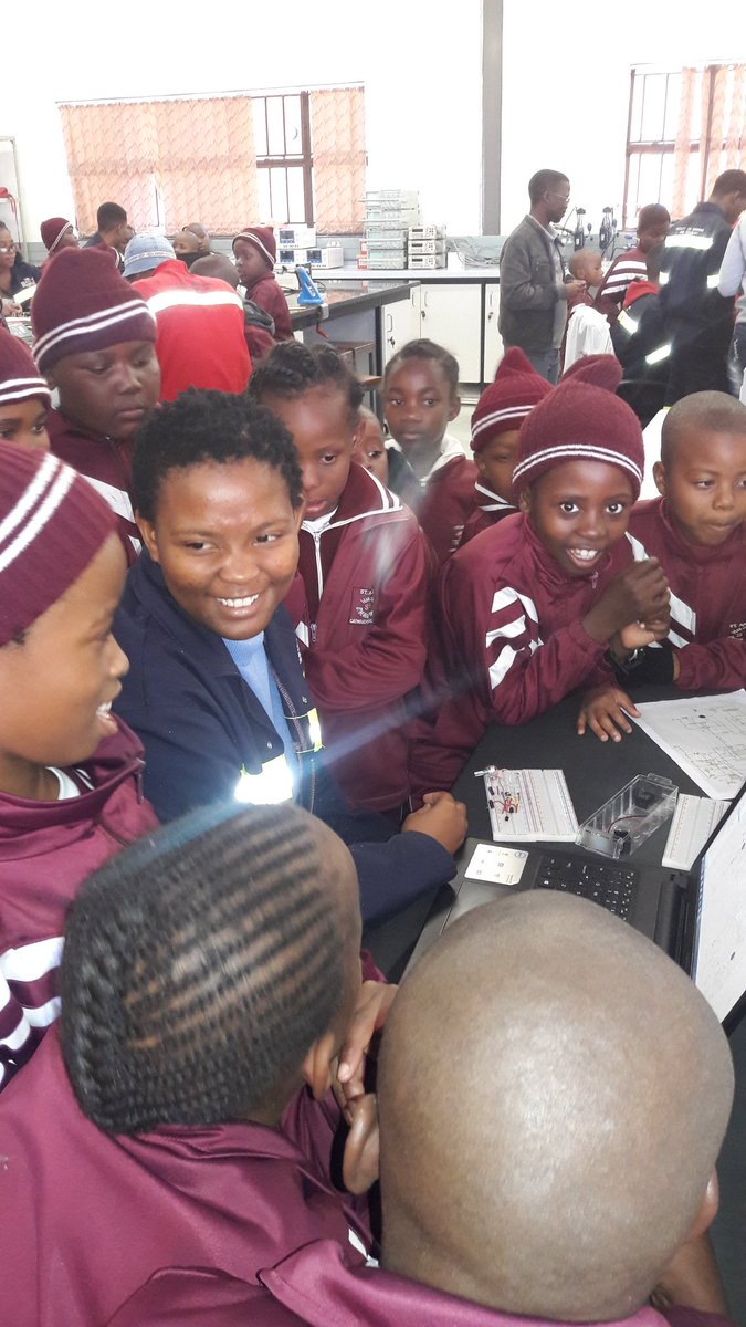 KabeloMoswetsi4's tweet photo. Science is fun young kids in computer programming! https://t.co/CNUJ9oRkIs