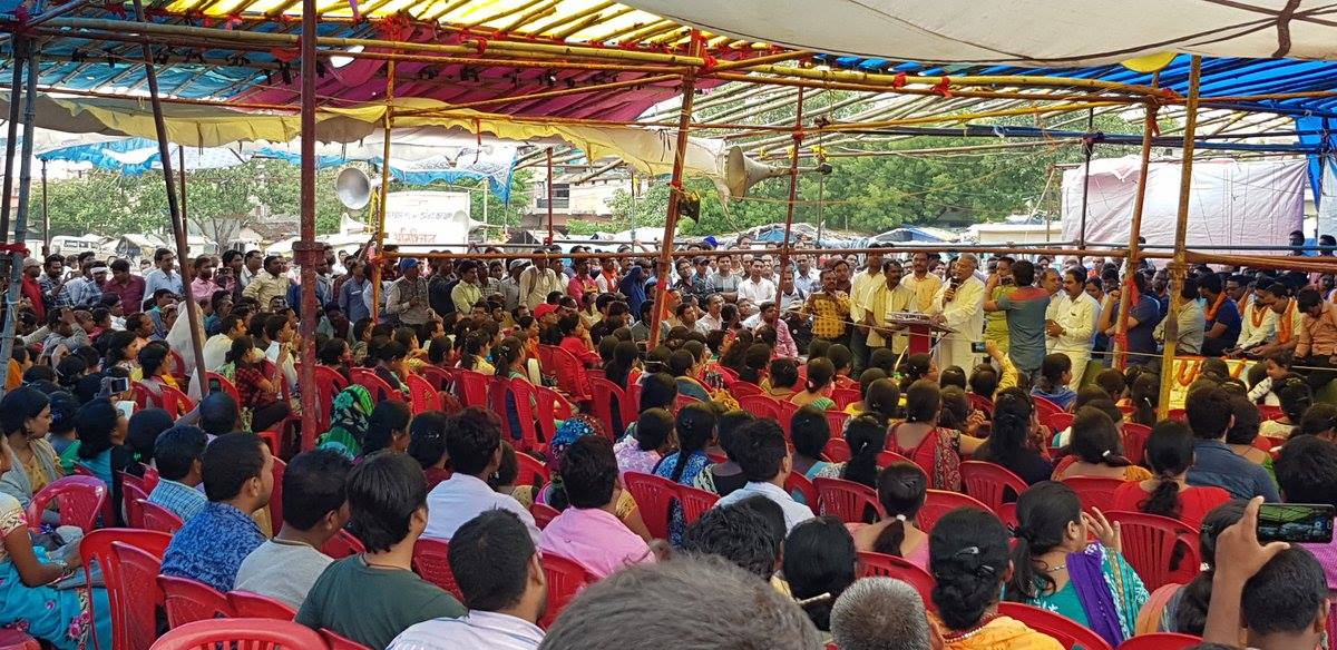 प्रदेश अध्यक्ष @Bhupesh_Baghel आज अनियमित कर्मचारियों के धरने को समर्थन देने पहुंचे. कांग्रेस की सरकार बनते ही सरकारी कर्मचारियों की सभी जायज मांगों को पूर्ण करने का वादा दोहराया.

अनियमित कर्मचारियों की संघर्ष की लड़ाई में कांग्रेस पार्टी उनके साथ खड़ी है.

cc: <a href="/cgsksonline/">छत्तीसगढ़ संयुक्त अनियमित कर्मचारी महासंघ</a>