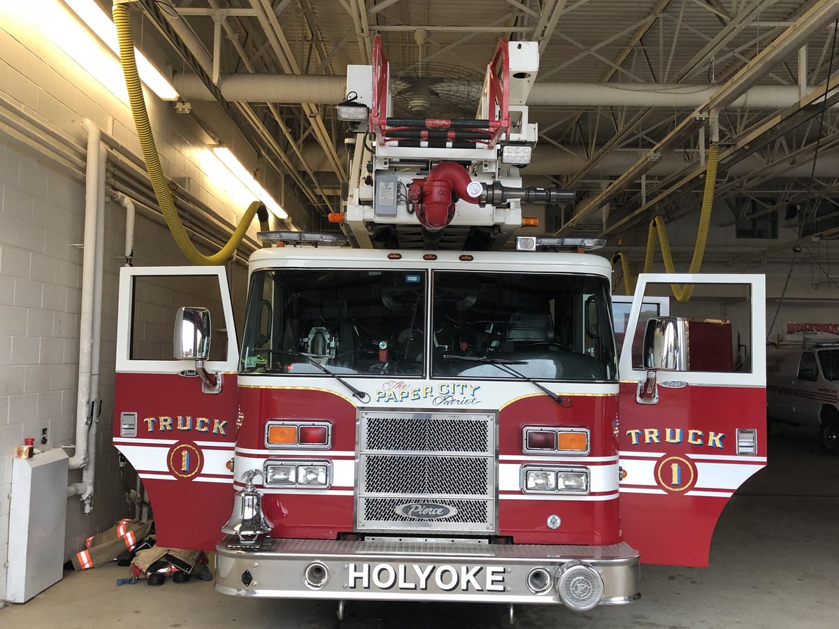 JDeforest1717's tweet photo. Holyoke Truck 1. Battle ready! 2002 Pierce Dash 105' RMA @ctfirephoto @truckie44#papercitypatriot #HFD #HQ #1stduetruck #downtown #pierce #truck1 #local1693 #truck #roofoperations #vent #straightstick #battleready #ctfirephotographers #iAFF https://t.co/CR4uz1EOAq