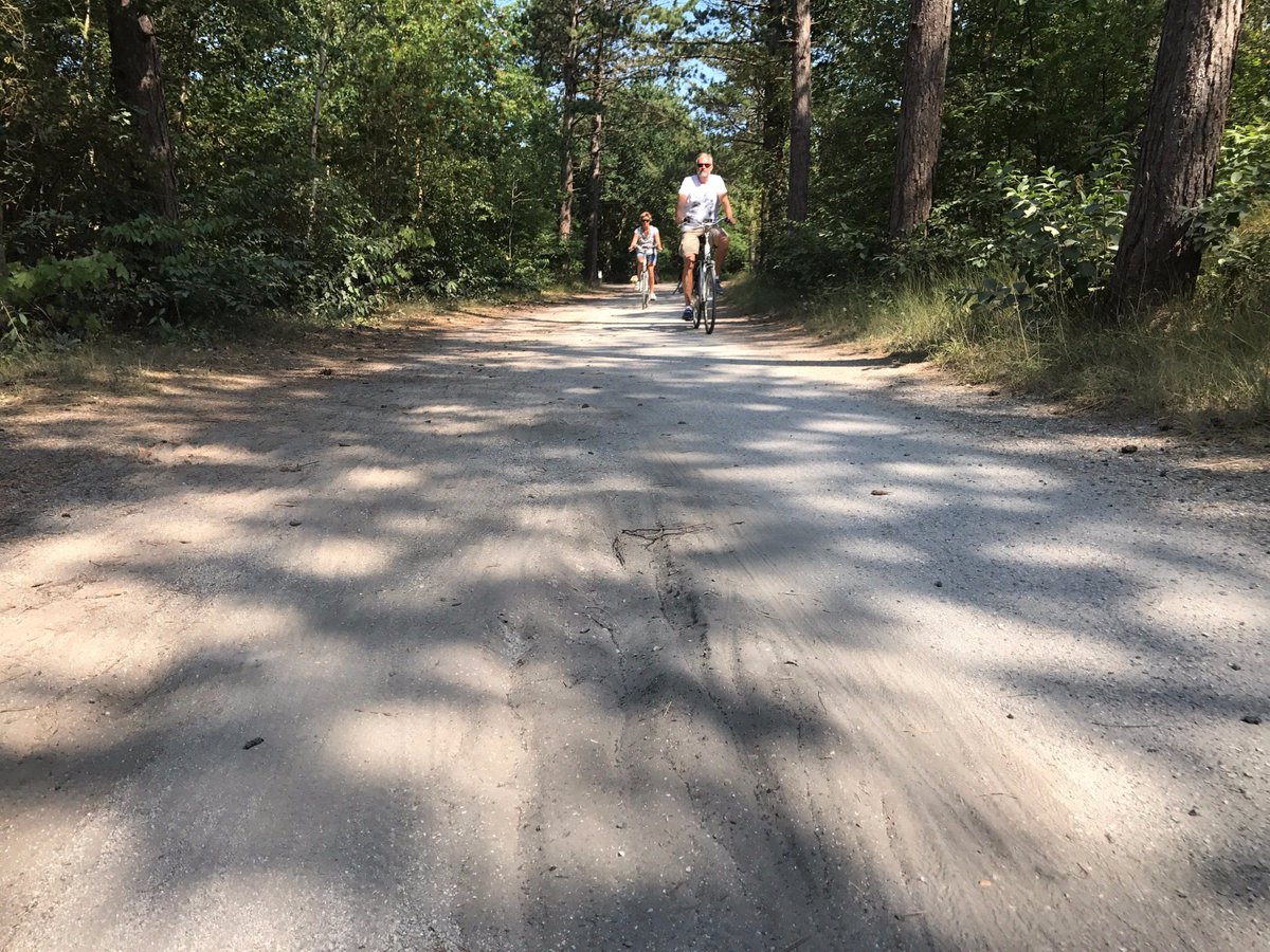 Het fietspad tussen de Randweg en paal 15 is helaas afgesloten in verband met de veiligheid. Lees meer over de kwaliteit van de fietspaden op ons blog → boswachtersblog.nl/texel/2018/07/…