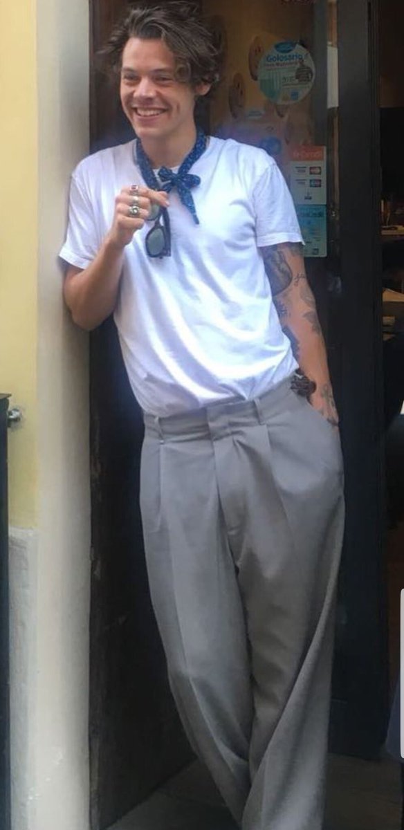 HSupdatesItalia's tweet photo. Harry recentemente in Italia!!!!! 😱😻🙊 https://t.co/4lzdPaX4of