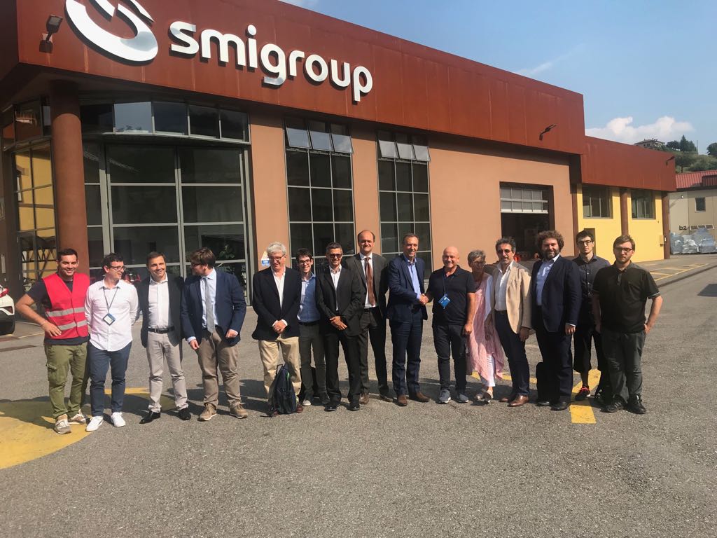 UniBergamo's tweet photo. É nato il #laboratorio dell'#innovazione dell'#industria 4.0! 
Nei prossimi 3 anni l'#ateneo e @smigroup fonderanno le proprie #competenze e #risorse nei campi dell'automazione dei processi, dell’#internetofthings e delle #interfacce #uomomacchina. https://t.co/QfICgadsl9